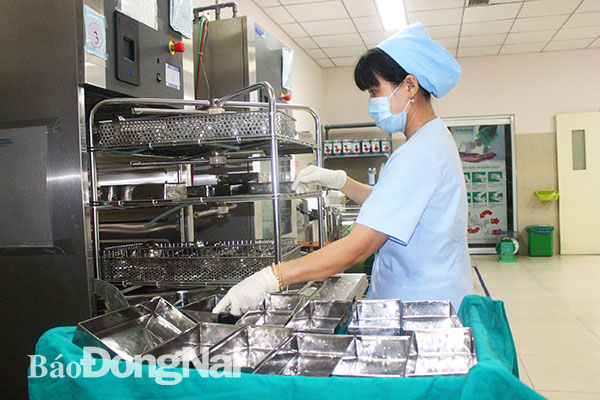 Nhân viên Khoa Kiểm soát nhiễm khuẩn Bệnh viện đa khoa Đồng Nai thực hiện xử lý dụng cụ. Ảnh: H.Dung