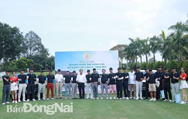 Ban tổ chức chụp hình lưu niệm với các golfer tham dự giải