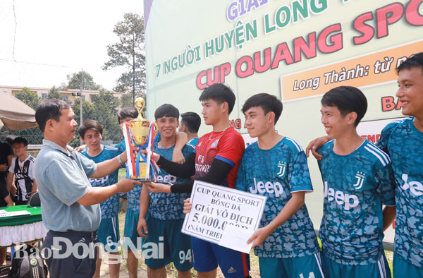 Ban tổ chức trao cúp vô địch cho đội bóng Công ty Minh Thuận