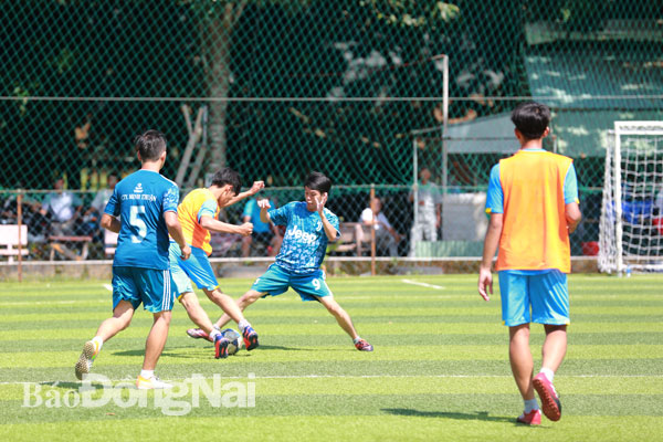 Hai đội Công ty Minh Thuận và U.19 huyện Long Thành thi đấu trận chung kết