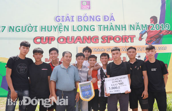 Trao giải nhì cho đội U.19 huyện Long Thành