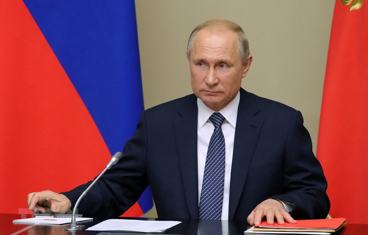 Tổng thống Nga Vladimir Putin chủ trì cuộc họp tại Moskva. (Ảnh: AFP/TTXVN)