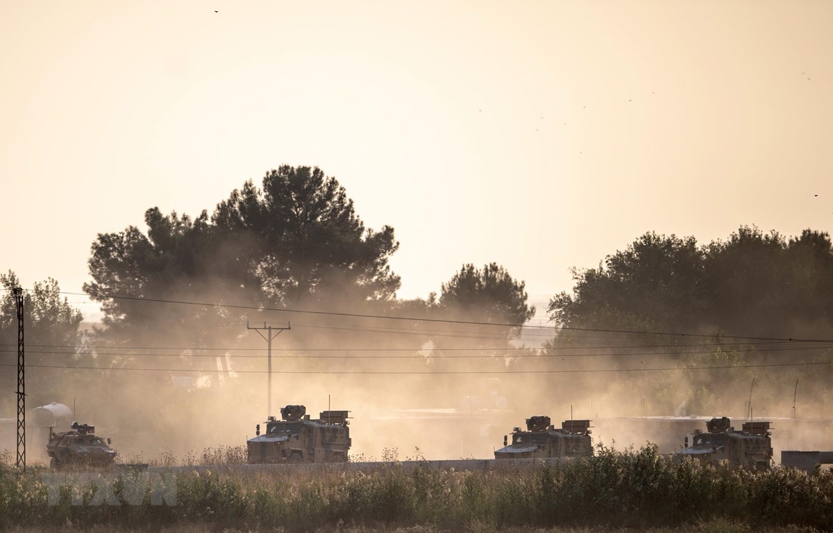 Xe quân sự Thổ Nhĩ Kỳ di chuyển gần thị trấn Akcakale thuộc tỉnh Sanliurfa, hướng về phía Syria ngày 9-10-2019. (Ảnh: AFP/TTXVN)