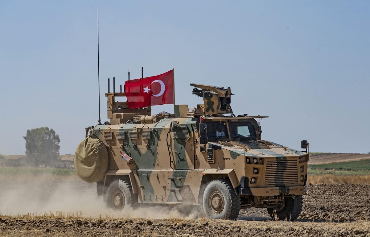 Quân đội Thổ Nhĩ Kỳ tuần tra tại thị trấn Tal Abyad dọc biên giới giữa Syria và Thổ Nhĩ Kỳ. (Nguồn: AFP/TTXVN)