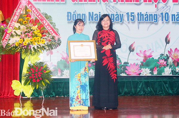 Phó chủ tịch UBND tỉnh Nguyễn Hòa Hiệp tặng danh hiệu Chiến sĩ thi đua cấp tỉnh cho một giảng viên của trường