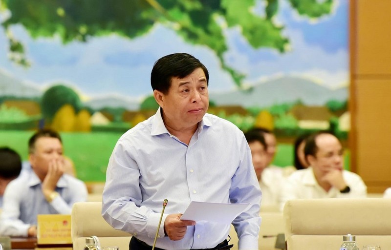 Bộ trưởng Bộ Kế hoạch và Đầu tư Nguyễn Trí Dũng trình bày báo cáo về kinh tế-xã hội. (Ảnh: Trọng Đức/TTXVN)
