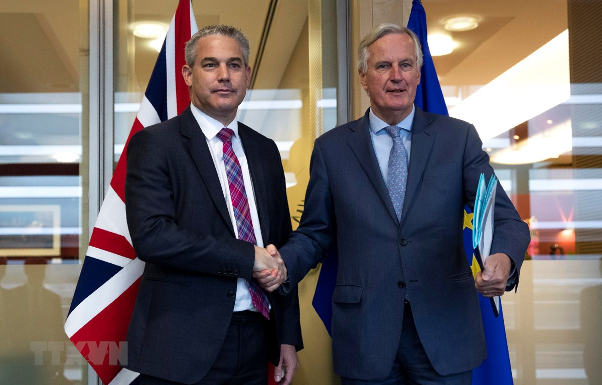 Trưởng đoàn đàm phán Brexit của EU Michel Barnier (phải) và Bộ trưởng Brexit của Anh Stephen Barclay tại vòng đàm phán ở Brussels, Bỉ, ngày 11-10-2019. (Ảnh: AFP/ TTXVN)