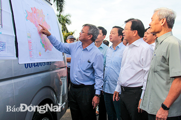 Chủ tịch UBND tỉnh Cao Tiến Dũng đang giới thiệu cho Phó thủ tướng Trịnh Đình Dũng (áo trắng giữa) về khu tái định cư Lộc An – Bình Sơn