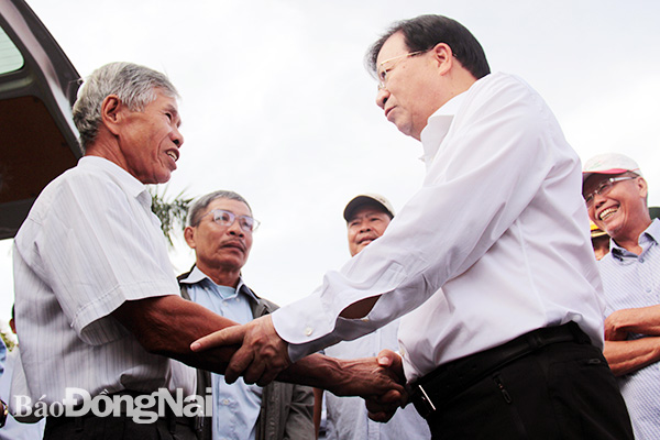 Phó thủ tướng hỏi thăm người dân trong vùng dự án sân bay Long Thành