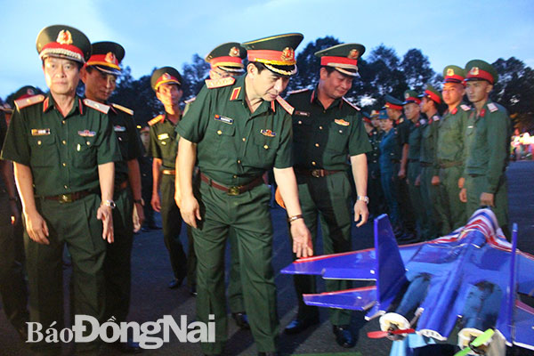 Thượng tướng Phan Văn Giang thăm mô hình học cụ tại Trại Đồng Nai trong Hội trại Đại hội Thi đua quyết thắng