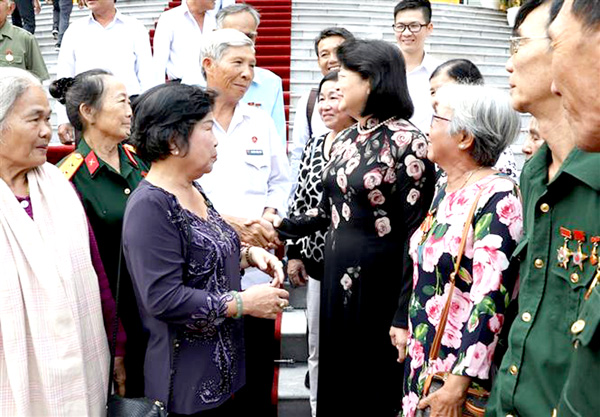 Phó chủ tịch nước Đặng Thị Ngọc Thịnh gặp mặt thân mật Đoàn đại biểu người có công tiêu biểu tỉnh Đồng Nai
