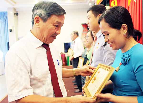 Phó bí thư thường trực Tỉnh ủy Hồ Thanh Sơn trao Kỷ niệm chương vì sự nghiệp Văn phòng cấp ủy