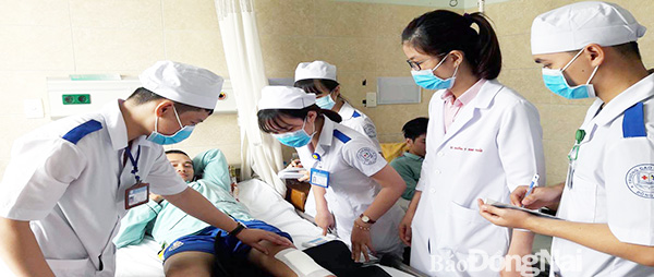 Sinh viên ngành điều dưỡng Trường cao đẳng Y tế Đồng Nai thực hành tại Bệnh viện đa khoa Đồng Nai