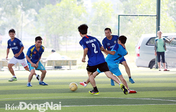 Trận thi đấu bóng đá giữa đội Liên quân Báo Đồng Nai - Trường Chính trị tỉnh (áo xanh đậm) và đội Huyện ủy Thống Nhất