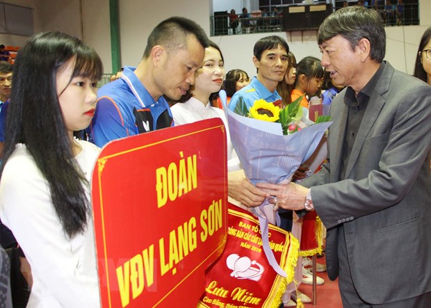 Chủ tịch Liên đoàn bóng bàn Cao Bằng Hoàng Xuân Ánh tặng hoa và cờ lưu niệm cho các vận động viên dự giải. (Ảnh: Quốc Đạt/TTXVN)