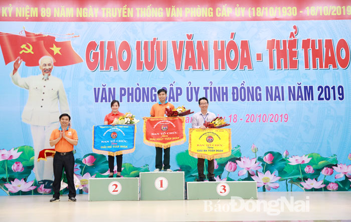 Phó bí thư thường trực Huyện ủy Long Thành  Ngô Thế Ân trao cờ cho 3 đoàn dẫn đầu toàn đoàn.