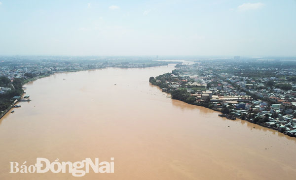 Sông Đồng Nai đoạn chảy qua TP.Biên Hòa có nhiều tiềm năng trong việc kiến tạo cảnh quan đô thị. Ảnh: Q.NHI