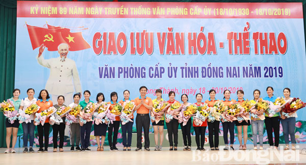 Phó bí thư thường trực Huyện ủy Long Thành Ngô Thế Ân tặng hoa chúc mừng phụ nữ các đoàn nhân Ngày phụ nữ Việt Nam (20-10)