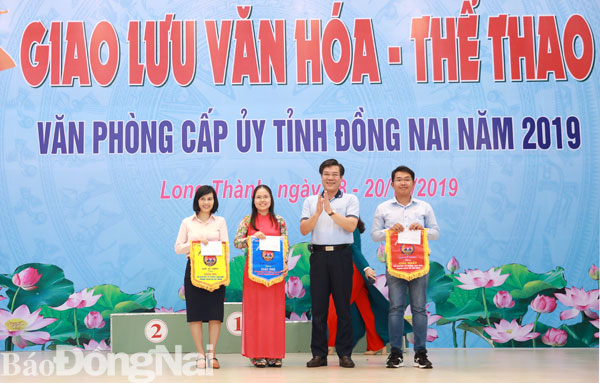 Đồng chí Dương Minh Dũng, Tỉnh ủy viên, Giám đốc Sở Công thương trao giải cho các thí sinh đạt giải cao kể chuyện gương điển hình học tập và làm theo tư tưởng, đạo đức, phong cách Hồ Chí Minh.