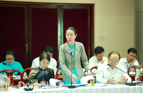 Chánh văn phòng Tỉnh ủy Nguyễn Thị Thu Vân phát biểu góp ý nội dung dự thảo đề cương Văn kiện Đại hội Đảng bộ tỉnh lần thứ XI. 
