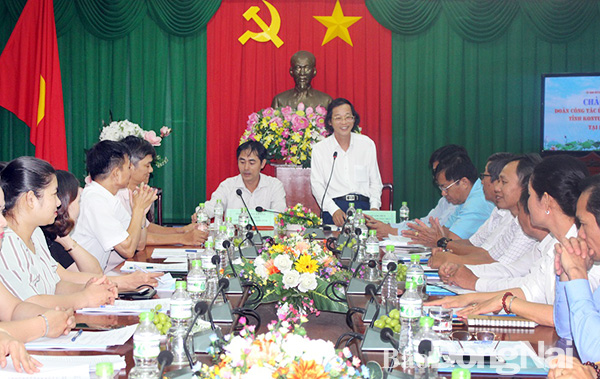  Phó chủ tịch MTTQ Việt Nam tỉnh Bùi Quang Huy trao đổi với đoàn