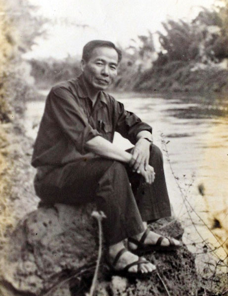 Phó tư lệnh Quân đoàn 4 bên bờ sông La Ngà trước khi bước vào trận đánh Xuân Lộc tháng 4-1975. Ảnh: T.L
