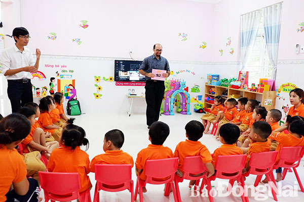 Giáo viên người nước ngoài tham gia dạy tiếng Anh cho học sinh Trường mầm non Bé Ngoan (phường Trảng Dài, TP.Biên Hòa)