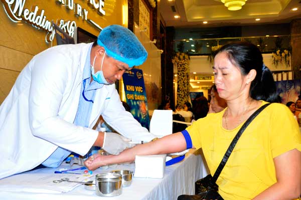 Khách hàng của Bảo Việt Nhân Thọ Đồng Nai lấy máu tầm soát ung thư; kiểm tra chức năng gan; chức năng thận...