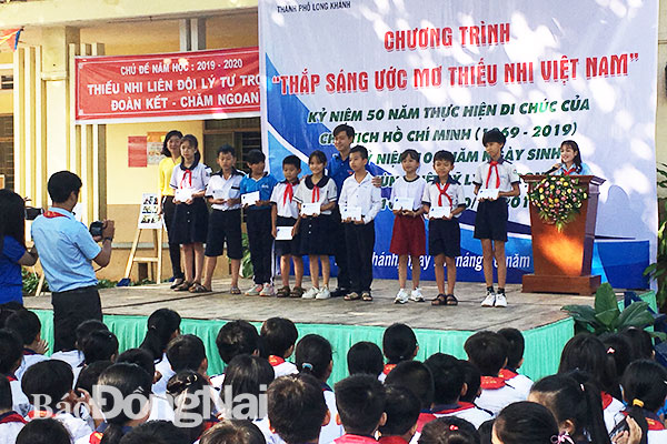 Đoàn cơ sở Công ty Cao Su Đồng Nai phối hợp cùng Thành đoàn Long Khánh trao tặng 50 phần học bổng trị giá 15 triệu đồng cho các học sinh có hoàn cảnh khó khăn của nhà trường.