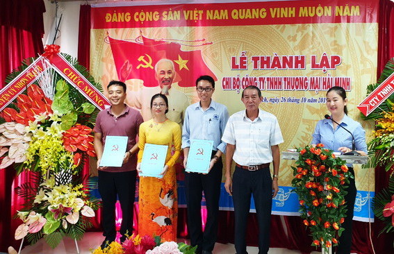 Phó bí thư Huyện ủy Nhơn Trạch Châu Phước Thuận trao quyết định thành lập Chi bộ công ty TNHH Thương mại Hải Minh (Ảnh Thanh Tú)