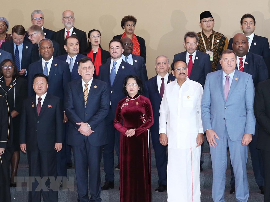 Phó Chủ tịch nước Đặng Thị Ngọc Thịnh chụp ảnh chung với lãnh đạo các nước tham dự hội nghị. (Ảnh: Phương Hoa/TTXVN)