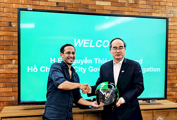 Bí thư Thành ủy TP.Hồ Chí Minh Nguyễn Thiện Nhân và ông Nadiem Makarim (trái) tại trụ sở Gojek hồi cuối tháng 8-2019