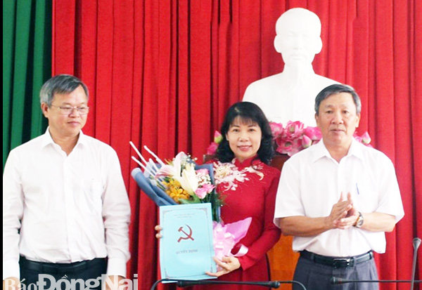Phó bí thư thường trực Tỉnh ủy Hồ Thanh Sơn và Chủ tịch UBND tỉnh Cao Tiến Dũng chụp hình lưu niệm với đồng chí Hoàng Thị Bích Hằng