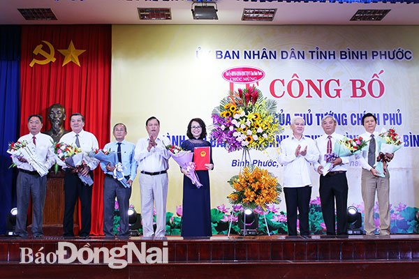 Lãnh đạo tỉnh Bình Phước trao Quyết định của Thủ tướng Chính phủ và tặng hoa chúc mừng lãnh đạo mới của Đài Phát thanh - Truyền hình và báo Bình Phước. Ảnh: Đ.Nhân