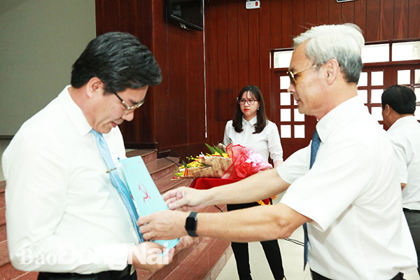 Đồng chí Nguyễn Phú Cường, Ủy viên Trung ương Đảng, Bí thư Tỉnh ủy trao quyết định về công tác cán bộ cho đồng chí Dương Minh Dũng