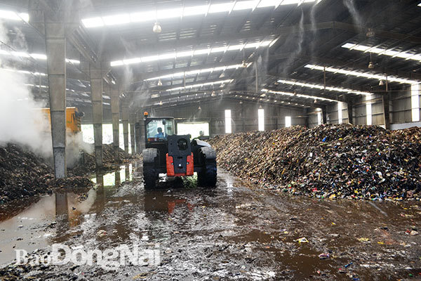 Xử lý rác thải sinh hoạt tại Khu xử lý rác ở xã Quang Trung (huyện Thống Nhất). Ảnh: P.Tùng
