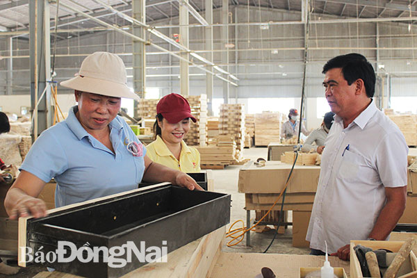 Đại diện Công đoàn Công ty TNHH Minh Thành (xã Thiện Tân, huyện Vĩnh Cửu) nắm bắt nguyện vọng công nhân tại xưởng sản xuất