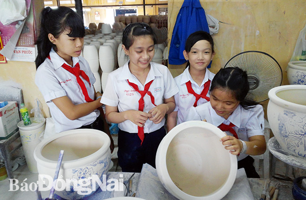 Học sinh thích thú trải nghiệm làm men gốm tại Trường cao đẳng mỹ thuật trang trí Đồng Nai. Ảnh: L.Na