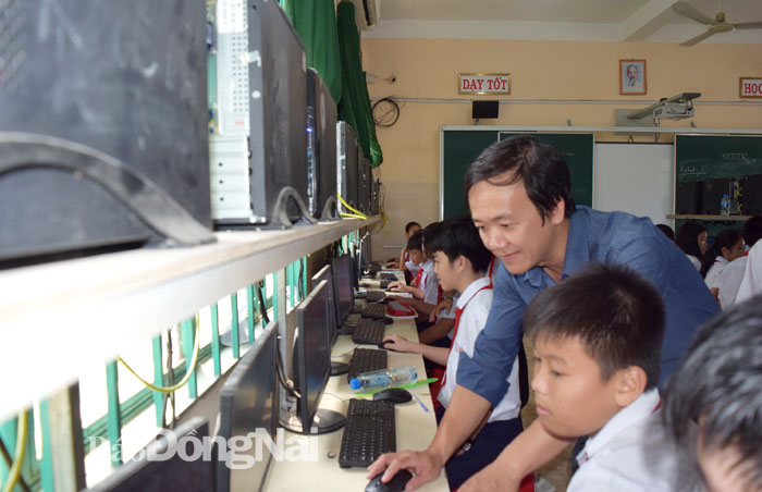 Thầy và trò Trường THCS Hùng Vương (huyện Trảng Bom) trong giờ dạy học (trường đã gắn camera trong lớp học). Ảnh: H.Yến