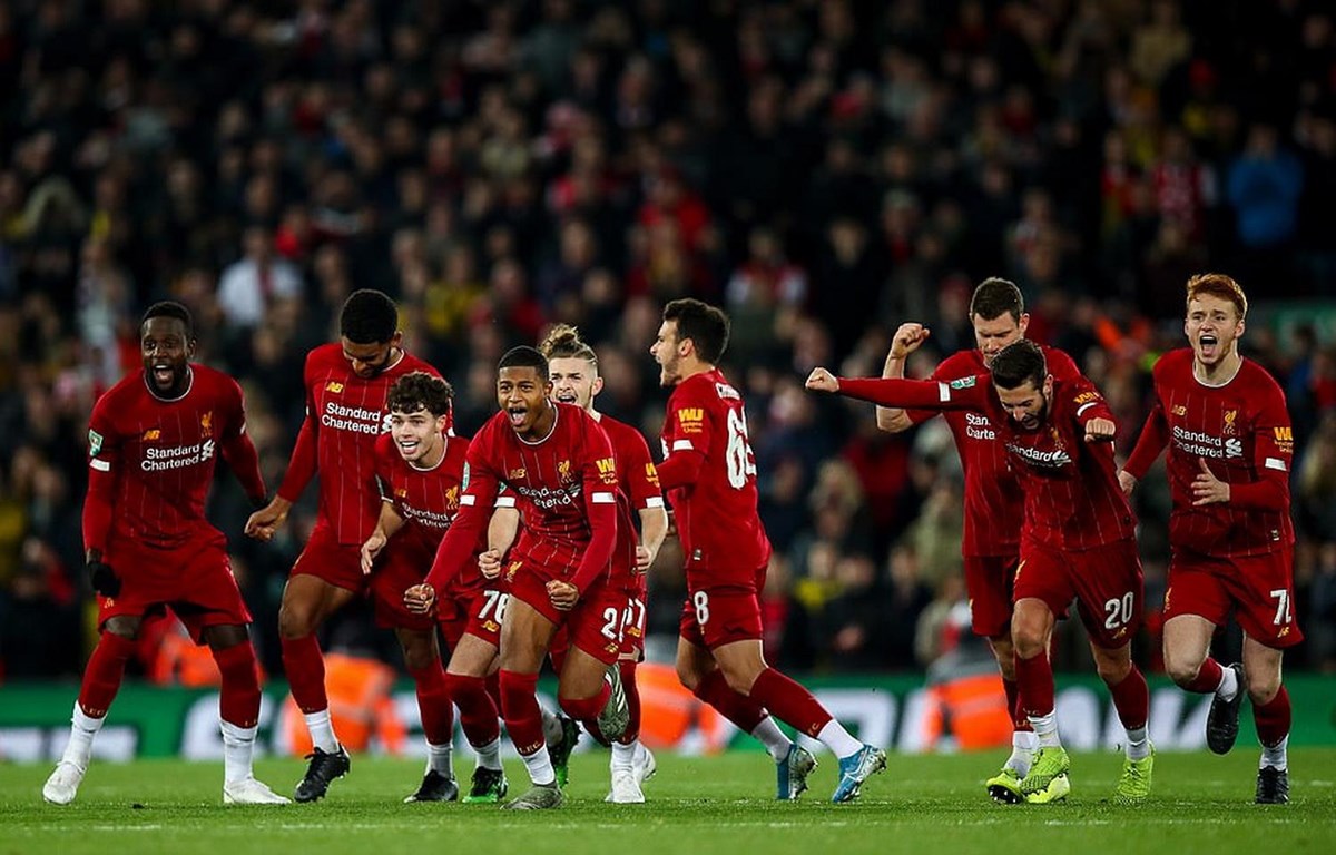 Liverpool ăn mừng sau loạt sút luân lưu.