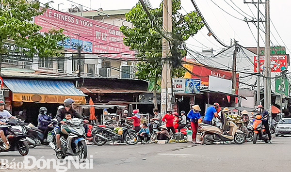 Nhiều người lấn chiếm lòng lề đường Nguyễn Văn Tiên (KP.9, phường Tân Phong, TP.Biên Hòa) để bày bán hàng hóa