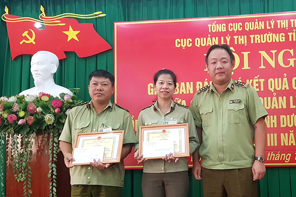 Tổng cục trưởng Tổng cục QLTT Trần Hữu Linh khen thưởng đột xuất cho tập thể, cá nhân có thành tích xuất sắc của trong quý II và quý III năm 2019.