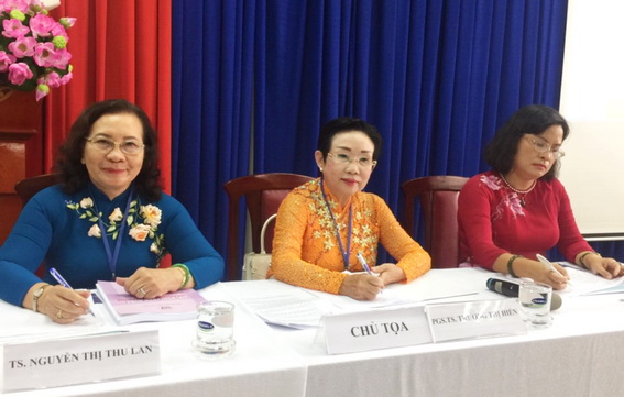  TS Nguyễn Thị Thu Lan (ngoài cùng bìa trái) đồng chủ trì hội nghị.