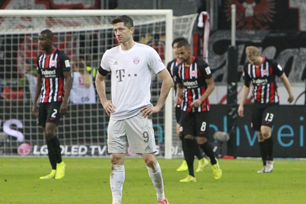  Robert Lewandowski tiếp tục ghi bàn nhưng Bayern vẫn thua thảm. (Nguồn: Getty)