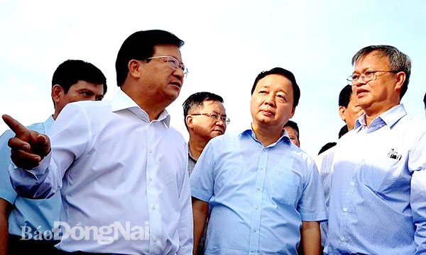 Phó thủ tướng Chính phủ Trịnh Đình Dũng trao đổi cùng lãnh đạo tỉnh và các bộ, ngành về công tác thực hiện giải phóng mặt bằng sân bay tại thực địa