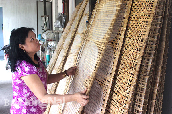 Nghề làm bánh tráng gạo ở xã Thạnh Phú (huyện Vĩnh Cửu) đã gần bị “xóa sổ”