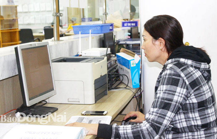 Người lao động tra cứu thuế thu nhập cá nhân tại Chi cục Thuế Biên Hòa. Ảnh: Hương Giang