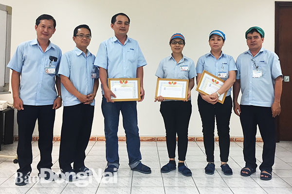Đại diện Ban giám đốc và Ban Chấp hành Công đoàn Công ty TNHH Tokin Electronics Việt Nam (Khu công nghiệp Long Bình, TP.Biên Hòa) trao thưởng cho các an toàn vệ sinh viên có thành tích xuất sắc trong công tác đảm bảo an toàn vệ sinh lao động. Ảnh: H.Thảo