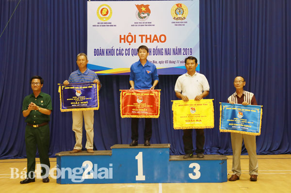 Ban tổ chức trao giải cho các VĐV giành thứ hạng cao môn cờ tướng