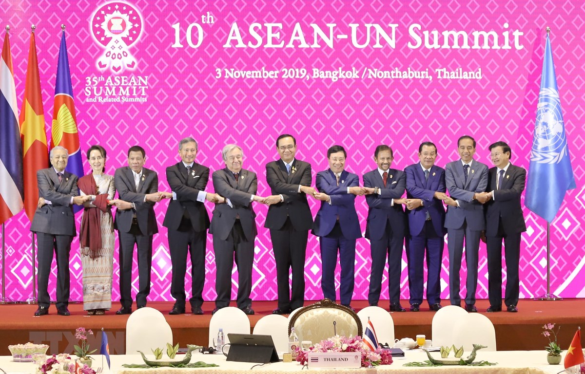 Lãnh đạo các nước ASEAN và Tổng thư ký Liên hợp quốc Antonio Guterres chụp ảnh chung. (Ảnh: Ngọc Quang/TTXVN)